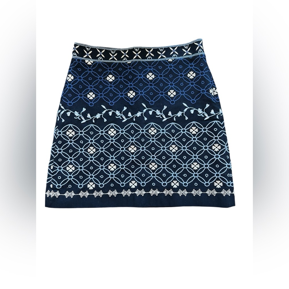 SOLD💙 EUC ANN TAYLOR LOFT Embroidered Navy Blue Skirt | Size 4 - Picture 2 of 10
